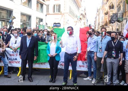 (R-L) der Vorsitzende der Lega, Matteo Salvini, der Vorsitzende der Fratelli d'Italia (FDI), Giorgia Meloni und Mitbegründer der Partei Forza Italia (FI), Antonio Tajani Spaziergang während der Mitte-Rechts-Demonstration gegen die Regierung auf der Piazza del Popolo geben eine Stimme für die Opposition und "zu den vielen Italienern, die gehört werden wollen. Stockfoto
