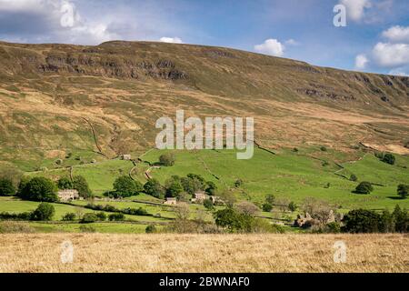 Ein Sommer mischte drei Bilder HDR von Mallerstang Edge und dem Eden Valley im Yorkshire Dales National Park, Cumbria, England. 27 Mai 2020 Stockfoto