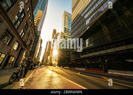 Menschen und Verkehr verschwinden extrem von Midtown 42nd Street in der Dämmerung wegen Einwirkung von COVID-19 in New York NY USA am Memorial Day 25 2020. Mai. Stockfoto