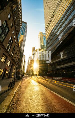 Menschen und Verkehr verschwinden extrem von Midtown 42nd Street in der Dämmerung wegen Einwirkung von COVID-19 in New York NY USA am Memorial Day 25 2020. Mai. Stockfoto