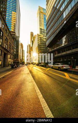 Menschen und Verkehr verschwinden extrem von Midtown 42nd Street in der Dämmerung wegen Einwirkung von COVID-19 in New York NY USA am Memorial Day 25 2020. Mai. Stockfoto