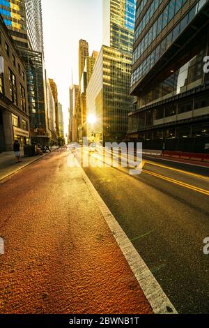 Menschen und Verkehr verschwinden extrem von Midtown 42nd Street in der Dämmerung wegen Einwirkung von COVID-19 in New York NY USA am Memorial Day 25 2020. Mai. Stockfoto