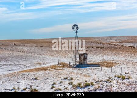 Windmühle, die Wasser aus dem Ogallala-Aquifer für Rinder auf dem Gebiet in den Sandhügeln von Nebraska, USA pumpt Stockfoto