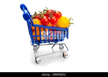 Bio-Tomaten in einem Supermarkt Wagen. Reifes Gemüse. Stockfoto
