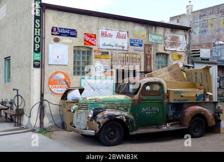 Alte antike LKW vor alten Reklameschildern Stockfoto