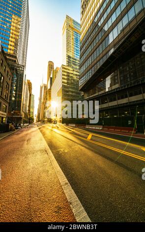 Menschen und Verkehr verschwinden extrem von Midtown 42nd Street in der Dämmerung wegen Einwirkung von COVID-19 in New York NY USA am Memorial Day 25 2020. Mai. Stockfoto