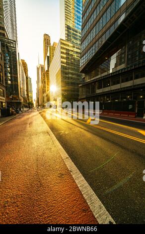 Menschen und Verkehr verschwinden extrem von Midtown 42nd Street in der Dämmerung wegen Einwirkung von COVID-19 in New York NY USA am Memorial Day 25 2020. Mai. Stockfoto