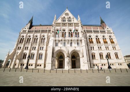 Budapest, Ungarn - 27. april 2018: Das ungarische parlamentsgebäude befindet sich am Ufer der Donau. Eines der Symbole der Budapester Hauptstadt von Ungarn Stockfoto