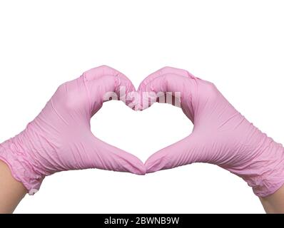 Hände in rosa herzförmigen medizinischen Handschuhen, mit Liebe zu den Ärzten der Welt, isoliert auf weiß, kopieren Raum Stockfoto