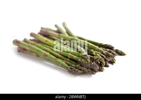 Frischer Bio-grüner Spargel (Spargel officinalis) isoliert mit kleinen Schatten auf weißem Hintergrund, Kopierraum, ausgewählter Fokus, schmale Tiefe von f Stockfoto