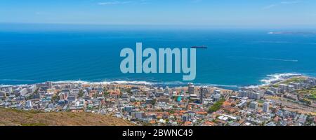 Panoramablick auf Kapstadt, Südafrika vom Tafelberg mit Skyline, Ozean und blauem Himmel Stockfoto