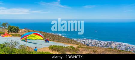 Kapstadt Südafrika- 28. Januar 2020 : Panorama von Kapstadt und dem Ozean, Südafrika mit Paragliding, Panorama mit dem Ozean Stockfoto