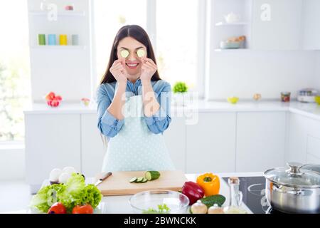 Porträt von ihr sie schön attraktiv ziemlich fröhlich fröhliche Mädchen Kochen lecker leckeren Salat Mittagessen Abendessen Gericht mit Spaß machen Gurke binokular in Stockfoto