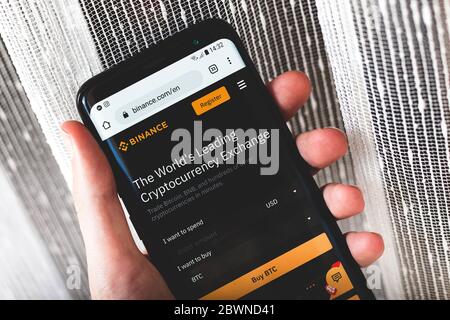 Binance Kryptowährung Exchange Website-Schnittstelle auf einem Smartphone in der Hand gehalten Nahaufnahme Crypto Currency Day Trading Web App Service Hauptseite Stockfoto