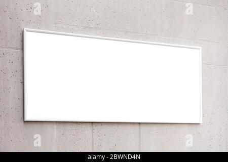 Weißer blank horzontal Plakatrahmen, leere Banner Werbung auf einer grauen Betonwand im Gebäude, Platz für Ihren Text Nahaufnahme, Corporate Stockfoto