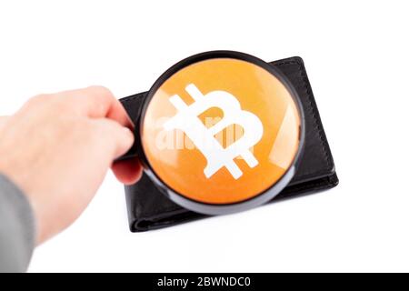 Hand Untersuchung einer Bitcoin Brieftasche Symbol mit einer Lupe. Krypto-Währungsspeicher Methoden Inspektion, Prüfung, genauerer Blick Stockfoto