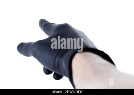 Hand in schwarzem Latex-Schutzhandschuh, der mit einem Finger von der Kamera weg auf etwas zeigt, Geste aus der Nähe, isoliert auf Weiß, ausgeschnitten Stockfoto