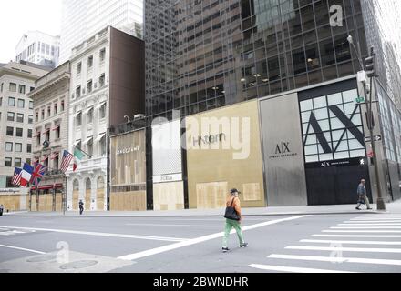 Einzelhandelsgeschäfte auf der Fifth Avenue werden nach einer langen Nacht der Unruhen in Manhattan vernagelt, während Proteste, Plünderungen und Unruhen im ganzen Land über den Tod von George Floyd durch die Minneapolis-Polizei in New York City am Dienstag, den 2. Juni 2020, andauern. Der ehemalige Minneapolis-Polizeibeamte Derek Chauvin wurde Freitag Tage nach Video von ihm verhaftet, das sein Knie an George Floyds Hals für mehr als acht Minuten hielt, bevor Floyd starb. Alle vier Offiziere, die in den Vorfall involviert sind, wurden auch von der Minneapolis Polizeiabteilung entlassen. Foto von John Angelillo/UPI Stockfoto