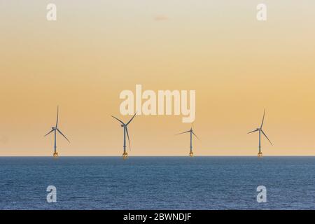 Offshore-Windenergieanlagen bei Sonnenuntergang vor der Küste von Aberdeen UK Stockfoto