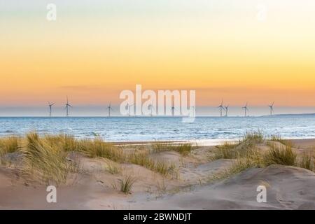 Offshore-Windenergieanlagen bei Sonnenuntergang vor der Küste von Aberdeen UK Stockfoto