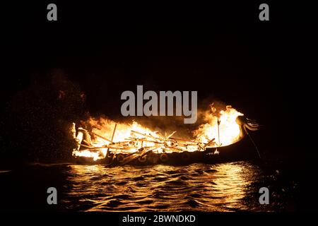 Viking Langschiff brennt bei Up Helly AA Shetland Stockfoto