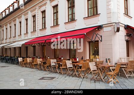 Leeres Straßencafé in einer kleinen europäischen Stadt Stockfoto