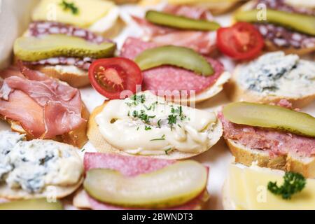 Einfache Sandwiches mit Käse und Wurst für eine legere Party, ausgewählte Konzentration, geringe Schärfentiefe Stockfoto
