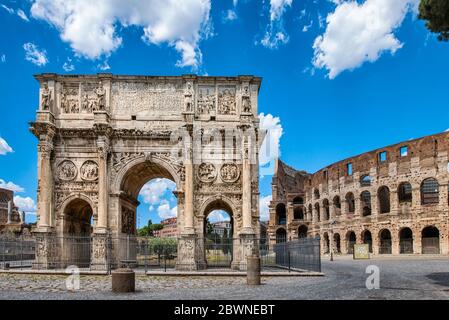 Italien Latium Rom in der Versperrung: Konstantinbogen und Kolosseum - Arco di Costantino e Colosseo Stockfoto