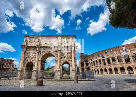 Italien Latium Rom in der Versperrung: Konstantinbogen und Kolosseum - Arco di Costantino e Colosseo Stockfoto