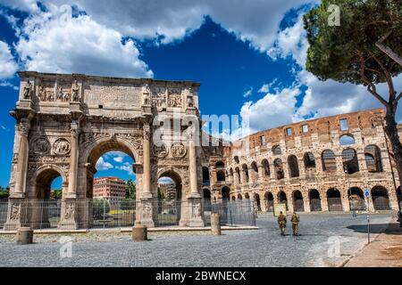 Italien Latium Rom in der Versperrung: Konstantinbogen und Kolosseum - Arco di Costantino e Colosseo Stockfoto