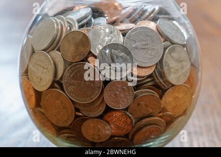 Zerschlagene Glasspitze oder Spendendose, die viel Taschengeld sammelt Stockfoto