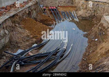 Kabelverlegung. Bauarbeiten. Kabel im Unterbodenwasser Stockfoto