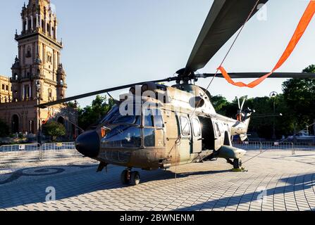 Mittlerer Transporthubschrauber HU-21- SuperPuma. Anzeige von Militärfahrzeugen. Tag Der Spanischen Streitkräfte. Stockfoto