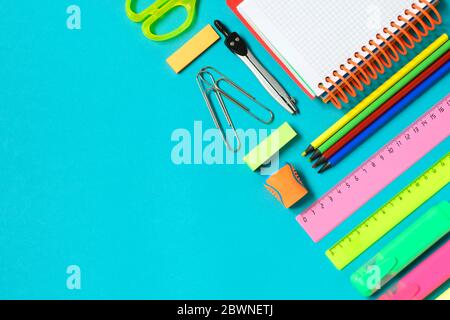 Schule oder Büro-Zubehör auf hellblauem Hintergrund. Freier Platz für Text Stockfoto