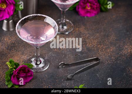 Cocktail von Pink martini mit Rosensirup Stockfoto