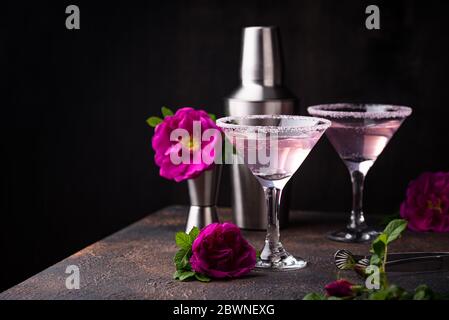 Cocktail von Pink martini mit Rosensirup Stockfoto