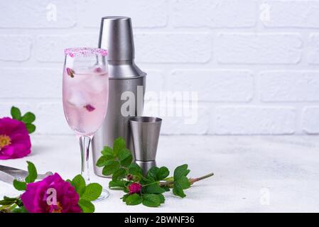 Rosa Cocktail mit Champagner und Rosensirup Stockfoto