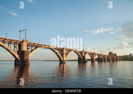 Bin erefa - Kherson ' Eisenbahnbrücke über den Fluss Dnepr in Dnepropetrovsk (Ukraine), urbane Landschaft Stockfoto