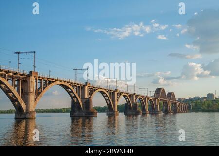 Bin erefa - Kherson ' Eisenbahnbrücke über den Fluss Dnepr in Dnepropetrovsk (Ukraine), urbane Landschaft Stockfoto