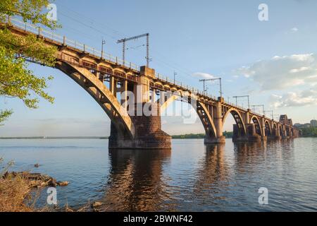 Bin erefa - Kherson ' Eisenbahnbrücke über den Fluss Dnepr in Dnepropetrovsk (Ukraine), urbane Landschaft Stockfoto