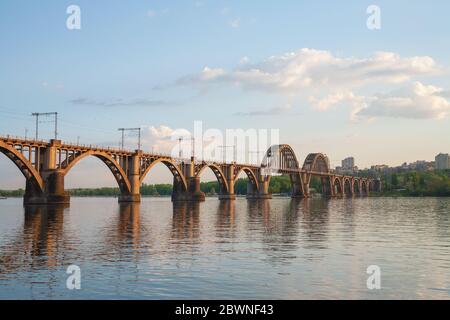 Bin erefa - Kherson ' Eisenbahnbrücke über den Fluss Dnepr in Dnepropetrovsk (Ukraine), urbane Landschaft Stockfoto