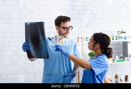 Veterinärmedizinische Radiologie Konzept. Tierarzt mit Assistentin beim Studium von Tierxray in der Klinik Stockfoto