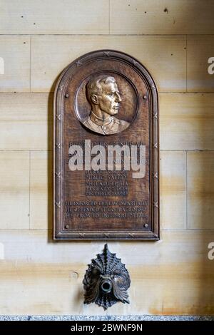 Philadelphia, PA - 11. Februar 2020: Diese Bronzestafel des Brigadier General Smedley D. Butler, der Direktor der öffentlichen Sicherheit war, ist auf dem w Stockfoto