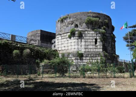 Capua - Torri di Federico II dal fiume Volturno Stockfoto