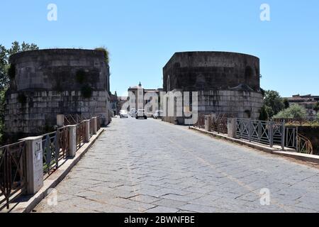 Capua - Torri di Federico II sul fiume Volturno Stockfoto