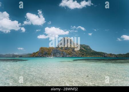 El Nido Bucht, wunderschöne Cadlao Insel, Meer blaue Lagune und Boot an sonnigen Urlaubstag, Palawan, Philippinen Stockfoto