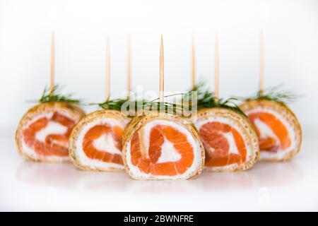 Brötchen mit Pfannkuchen gefüllt mit geräuchertem Lachs und Frischkäse Stockfoto