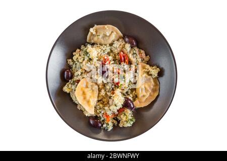 Gesunde Quinoa Bulgur Schüssel mit Knödeln und schwarzen Oliven Stockfoto