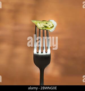 Der Schnitt des Knöllers auf einer Gabel. Vareniki mit Quark und Spinat. Stockfoto