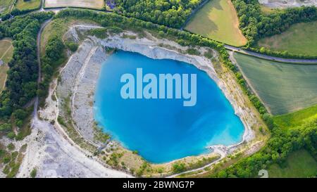 Shadwell Quarry, Much Wenlock, Shropshire. Juni 2020. Hunderte von Jugendlichen und ihre Familien sonnen sich und schwimmen in der "Blauen Lagune", einem stillgelegten Kalksteinbruch in der Nähe von Much Wenlock. Die Polizei hat eine Sicherheitswarnung herausgegeben, nachdem letzte Woche zwei Personen aus dem stillgelegten Steinbruch Shropshire gerettet wurden, aber sie strömten noch heute an den Standort. Stockfoto